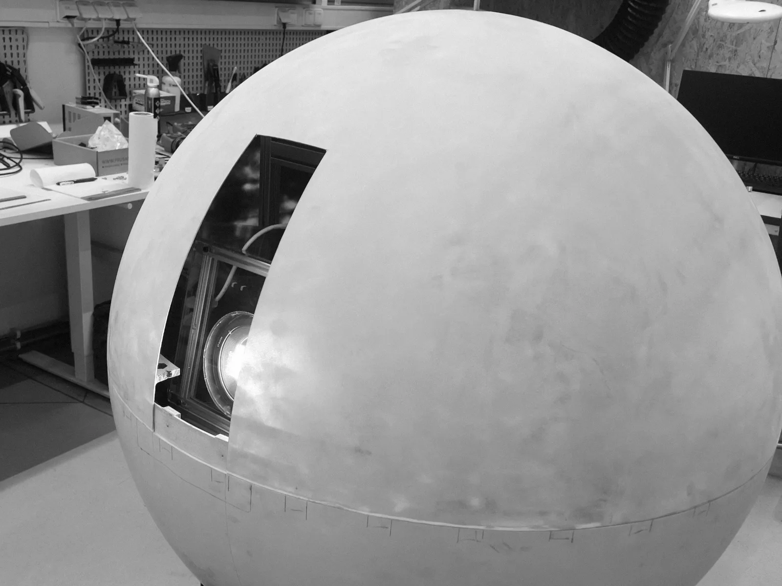 OKO kinetic installation by Antonín Kindl, Signal Festival 2025