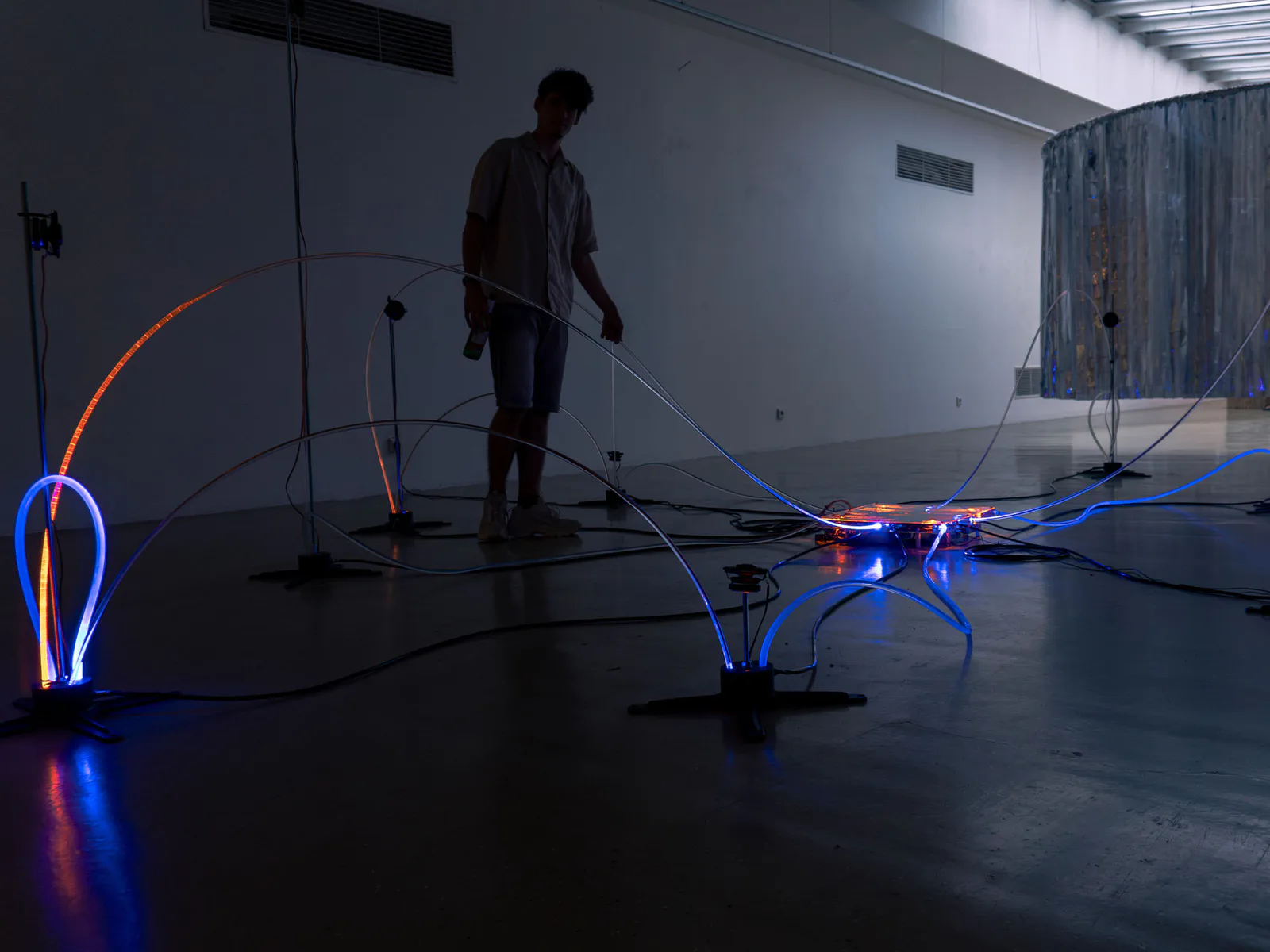 Receptor interactive installation with optical fibres and sensors